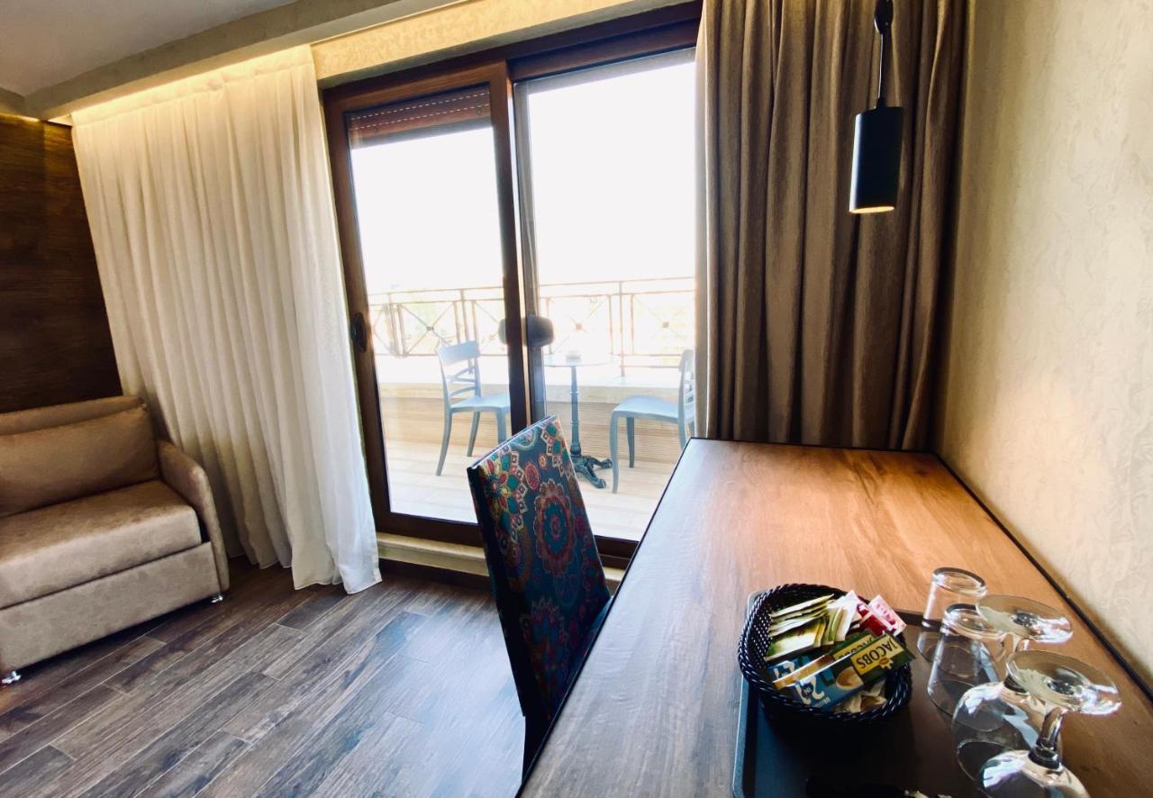 Deluxe Rooms In Blloku Area Tirana Exterior foto